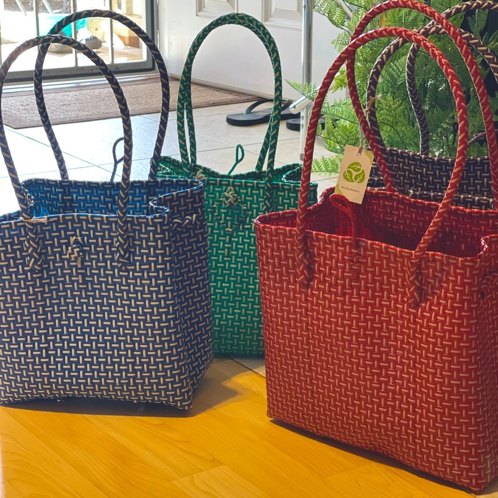 Perfect for the beach, light groceries. 100 % recycle and easy to clean